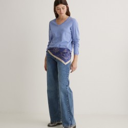 Ανοιχτό μπλε πουλόβερ με V λαιμόκοψη από οργανικό βαμβάκι